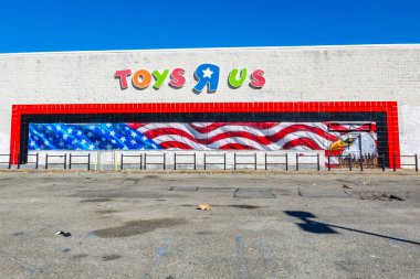 BrooKLYN, New York - 20 Ekim 2024: Brooklyn, New York 'taki Kapalı Toys R Us mağazası. Toys R Us, iflasının bir parçası olarak 2018 yılında 182 mağazayı kapattı.