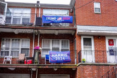 BROOKLYN, NEW YORK - 29 Ekim 2024: Trump 2024 Amerika 'yı Geri Al ve Harris 2024 başkanlık adayları Donald Trump ve Kamala Harris' i Brooklyn, New York 'taki evin önünde desteklemek için işaretler