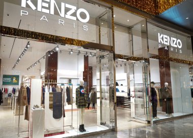 NEW YORK - 28 Kasım 2023: New York 'taki Hudson Yards alışveriş merkezindeki Kenzo Paris mağazası. Kenzo, Japon tasarımcı Kenzo Takada tarafından 1970 yılında kurulan lüks bir Fransız moda evi.
