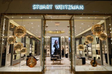 New York 'taki Hudson Yards alışveriş merkezinde 28 Kasım 2023' te Stuart Weitzman mağazası. Stuart A. Weitzman, Amerikalı ayakkabı tasarımcısı, filatelist ve Stuart Weitzman ayakkabı şirketinin kurucusu.