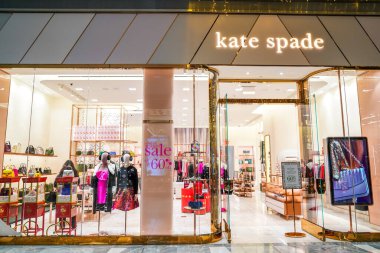 New York 'taki Hudson Yards alışveriş merkezindeki Kate Spade mağazasında, tatil sezonu boyunca. Kate Spade Amerikalı bir moda tasarımcısı ve girişimciydi..