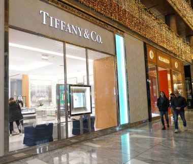 NEW YORK - 28 Kasım 2023: New York 'taki Hudson Yards alışveriş merkezindeki Tiffany & Co mağazası. Tiffany & Co., merkezi Manhattan 'da bulunan bir Amerikan lüks mücevher ve özel tasarım evidir.