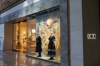 NEW YORK - 28 Kasım 2023: New York 'taki Hudson Yards alışveriş merkezindeki Dior mağazası. Şirket 1946 yılında Fransız moda tasarımcısı Christian Dior tarafından kuruldu.