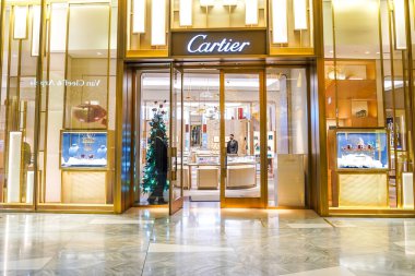 NEW YORK - 28 Kasım 2023: New York 'taki Hudson Yards alışveriş merkezindeki Cartier mağazası. 1847 yılında Paris 'te Louis-Franois Cartier tarafından kurulan şirket 1964 yılına kadar aile kontrolü altında kaldı.
