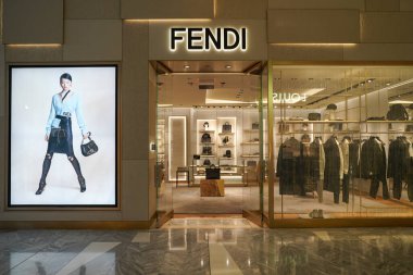 NEW YORK - 28 Kasım 2023: New York 'taki Hudson Yards alışveriş merkezindeki Fendi mağazası. Fendi, 1925 yılında Roma 'da kurulan lüks bir İtalyan moda evi. 