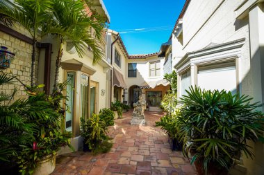 PALM BEACH, FLORIDA - 6 Kasım 2023 Palm Beach Via Demario kapalı avlu ve özel bahçe. Worth Avenue Palm Beach, Florida 'da lüks bir alışveriş ve yemek bölgesi.