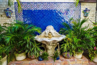 PALM BEACH, FLORIDA - 6 Kasım 2023 Palm Beach Via Demario kapalı avlu ve özel bahçe. Worth Avenue Palm Beach, Florida 'da lüks bir alışveriş ve yemek bölgesi.