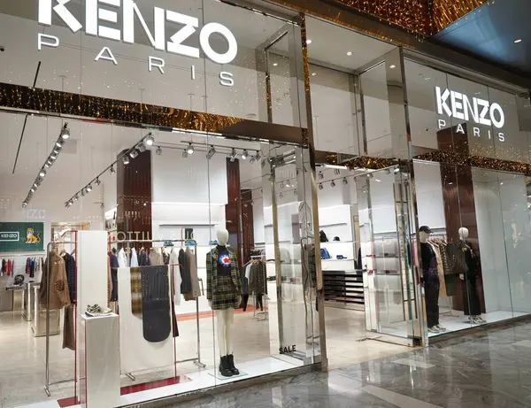 NEW YORK - 28 Kasım 2023: New York 'taki Hudson Yards alışveriş merkezindeki Kenzo Paris mağazası. Kenzo, Japon tasarımcı Kenzo Takada tarafından 1970 yılında kurulan lüks bir Fransız moda evi.