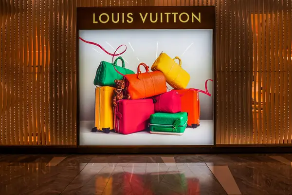 New York 'taki Hudson Yards alışveriş merkezinde 28 Kasım 2023' te Louis Vuitton mağazası açıldı. Louis Vuitton, 1854 yılında Louis Vuitton tarafından kurulan lüks bir Fransız moda evi.