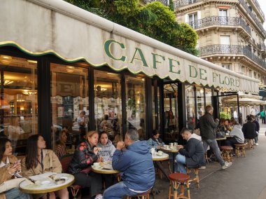 PARIS, FRANCE - 2 Haziran 2024: Paris, Fransa 'daki Saint-Germain-des-Pres' teki ünlü Cafe de Flore manzarası