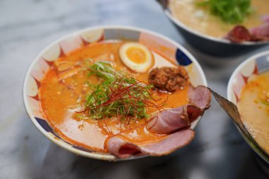 Klasik Tokyo Tonkotsu Ramen Japon Ramen Restoranı 'nda servis edilir.