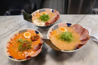 Klasik Tokyo Tonkotsu Ramen Japon Ramen Restoranı 'nda servis edilir.