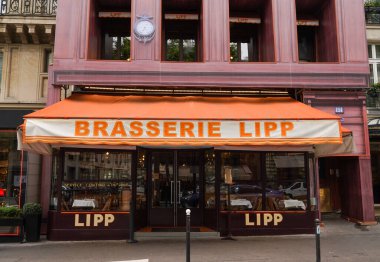 PARIS, FRANCE - 2 Haziran 2024: Paris, Fransa 'da Saint-Germain-des-Pres' teki ünlü Brasserie Lipp manzarası