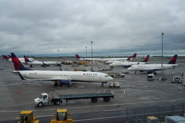 NEW YORK - 31 Mayıs 2021: Delta Hava Yolları New York 'taki John F. Kennedy Uluslararası Havaalanı' nda pistte. Delta Hava Yolları ve yan kuruluşları her gün 5000 'den fazla uçuş gerçekleştiriyor.