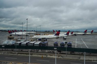 NEW YORK - 31 Mayıs 2021: Delta Hava Yolları New York 'taki John F. Kennedy Uluslararası Havaalanı' nda pistte. Delta Hava Yolları ve yan kuruluşları her gün 5000 'den fazla uçuş gerçekleştiriyor.