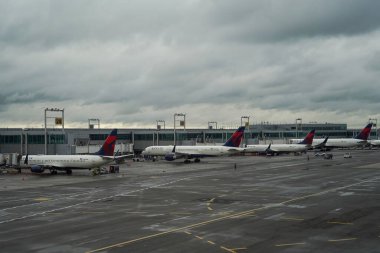 NEW YORK - 31 Mayıs 2021: Delta Hava Yolları New York 'taki John F. Kennedy Uluslararası Havaalanı' nda pistte. Delta Hava Yolları ve yan kuruluşları her gün 5000 'den fazla uçuş gerçekleştiriyor.