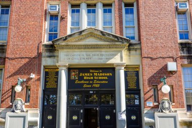 BrooKLYN, New York - 22 Ekim 2024: James Madison Lisesi, Brooklyn, New York. 1925 yılında kurulan okulun aralarında Yargıç Ruth Bader Ginsburg, Yargıç Judy Sheindlin, Senatörler Bernie Sanders ve Chuck Schumer 'ın da bulunduğu birçok ünlü mezunları vardır. 
