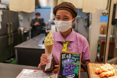 KANAZAWA, JAPONYA - 5 Ekim 2024: Futa Roku dondurma dükkanında altın yapraklı dondurma servisi. Kanazawa Şehri, Ishikawa Bölgesi, Japonya 'nın özel bir şehridir.
