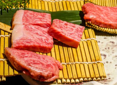 Çiğ A5 Japon Wagyu Biftek Yakiniku Biftek Türü. Wagyu, dört temel Japon sığır türünün ortak adıdır.