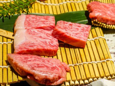Çiğ A5 Japon Wagyu Biftek Yakiniku Biftek Türü. Wagyu, dört temel Japon sığır türünün ortak adıdır.