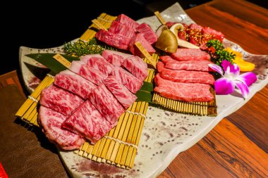 Çiğ A5 Japon Wagyu Biftek Yakiniku Biftek Türü. Wagyu, dört temel Japon sığır türünün ortak adıdır.