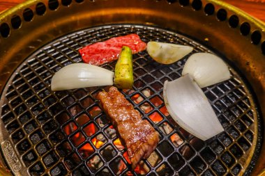 Japon Yakiniku ya da Japon usulü bbq. Wagyu A5 Japon bifteği dünyanın en iyi bifteği olarak kabul edilir..