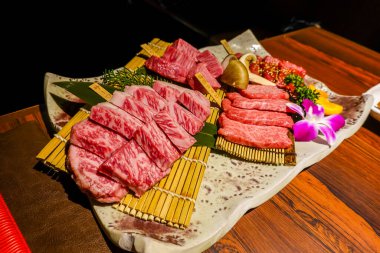 Çiğ A5 Japon Wagyu Biftek Yakiniku Biftek Türü. Wagyu, dört temel Japon sığır türünün ortak adıdır.