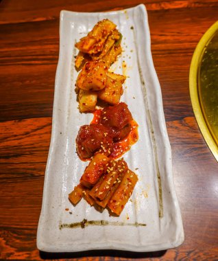 Kimçi, geleneksel Kore mezesi, baharatlı mayalanmış sebze. 