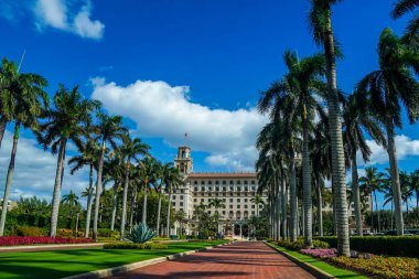 PALM BEACH, FLORIDA - 16 Kasım 2024: Breakers Palm Beach tarihi oteli. Breakers Palm Beach, Amerika Birleşik Devletleri 'nin Florida eyaletinin Palm Beach şehrinde İtalyan Rönesans tarzı tarihi bir oteldir..