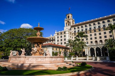 PALM BEACH, FLORIDA - 16 Kasım 2024: The Florentine Fountain at The Breakers Palm Beach. İtalyan heykeltıraş Leo Lentelli tarafından tasarlanmış, Floransa 'daki Boboli Gardens' a ilham kaynağı olmuştur.