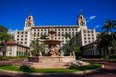 PALM BEACH, FLORIDA - 16 Kasım 2024: Breakers Palm Beach tarihi oteli. Breakers Palm Beach, Amerika Birleşik Devletleri 'nin Florida eyaletinin Palm Beach şehrinde İtalyan Rönesans tarzı tarihi bir oteldir..