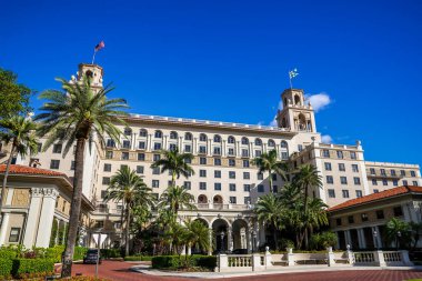 PALM BEACH, FLORIDA - 16 Kasım 2024: Breakers Palm Beach tarihi oteli. Breakers Palm Beach, Amerika Birleşik Devletleri 'nin Florida eyaletinin Palm Beach şehrinde İtalyan Rönesans tarzı tarihi bir oteldir..