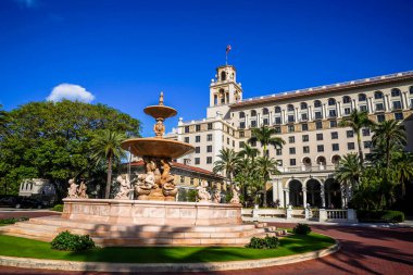 PALM BEACH, FLORIDA - 16 Kasım 2024: The Florentine Fountain at The Breakers Palm Beach. İtalyan heykeltıraş Leo Lentelli tarafından tasarlanmış, Floransa 'daki Boboli Gardens' a ilham kaynağı olmuştur.