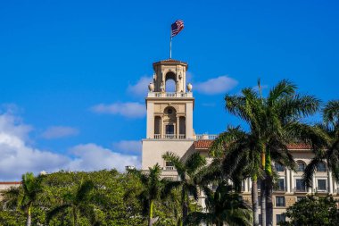 PALM BEACH, FLORIDA - 16 Kasım 2024: Breakers Palm Beach tarihi oteli. Breakers Palm Beach, Amerika Birleşik Devletleri 'nin Florida eyaletinin Palm Beach şehrinde İtalyan Rönesans tarzı tarihi bir oteldir..