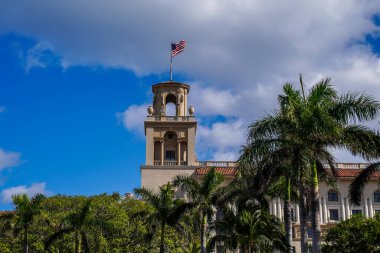 PALM BEACH, FLORIDA - 16 Kasım 2024: Breakers Palm Beach tarihi oteli. Breakers Palm Beach, Amerika Birleşik Devletleri 'nin Florida eyaletinin Palm Beach şehrinde İtalyan Rönesans tarzı tarihi bir oteldir..