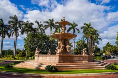 PALM BEACH, FLORIDA - 16 Kasım 2024: The Florentine Fountain at The Breakers Palm Beach. İtalyan heykeltıraş Leo Lentelli tarafından tasarlanmış, Floransa 'daki Boboli Gardens' a ilham kaynağı olmuştur.