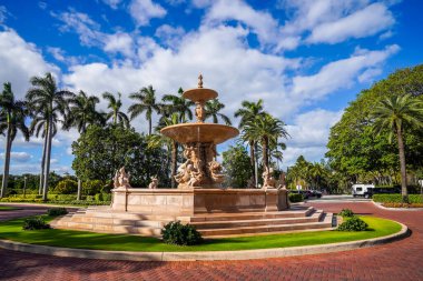 PALM BEACH, FLORIDA - 16 Kasım 2024: The Florentine Fountain at The Breakers Palm Beach. İtalyan heykeltıraş Leo Lentelli tarafından tasarlanmış, Floransa 'daki Boboli Gardens' a ilham kaynağı olmuştur.