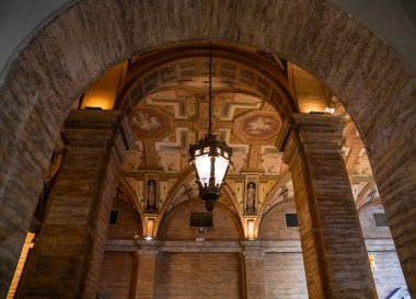 PALM BEACH, FLORIDA - 16 Kasım 2024: fener Beakers Palm Beach Oteli 'nin lobisinin sonunda asılı. Breakers Palm Beach, Palm Beach, Florida 'da İtalyan Rönesans tarzı tarihi bir oteldir.