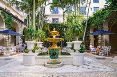 PALM BEACH, FLORIDA - 16, 2024: The Beakers Palm Beach Hotel 'in Palm Court' taki kare şeklinde travertin çeşmesi Fine 's Gallery tarafından özel olarak tasarlandı