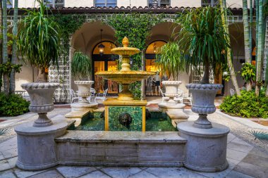 PALM BEACH, FLORIDA - 16, 2024: The Beakers Palm Beach Hotel 'in Palm Court' taki kare şeklinde travertin çeşmesi Fine 's Gallery tarafından özel olarak tasarlandı