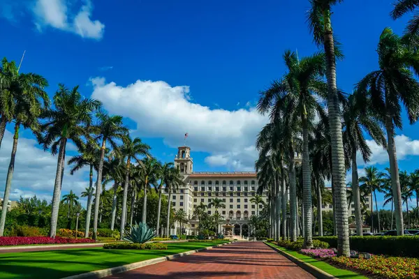 PALM BEACH, FLORIDA - 16 Kasım 2024: Breakers Palm Beach tarihi oteli. Breakers Palm Beach, Amerika Birleşik Devletleri 'nin Florida eyaletinin Palm Beach şehrinde İtalyan Rönesans tarzı tarihi bir oteldir..