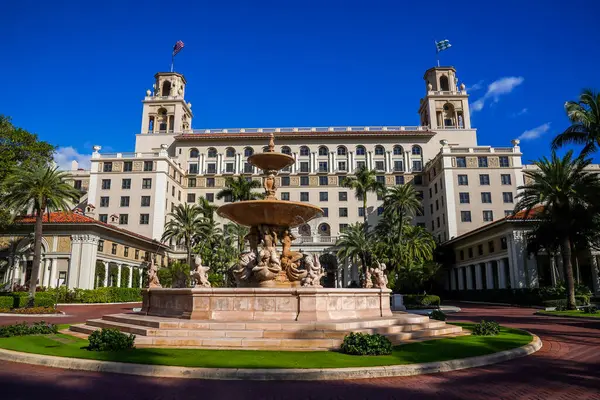 PALM BEACH, FLORIDA - 16 Kasım 2024: Breakers Palm Beach tarihi oteli. Breakers Palm Beach, Amerika Birleşik Devletleri 'nin Florida eyaletinin Palm Beach şehrinde İtalyan Rönesans tarzı tarihi bir oteldir..
