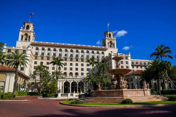 PALM BEACH, FLORIDA - 16 Kasım 2024: Breakers Palm Beach tarihi oteli. Breakers Palm Beach, Amerika Birleşik Devletleri 'nin Florida eyaletinin Palm Beach şehrinde İtalyan Rönesans tarzı tarihi bir oteldir..