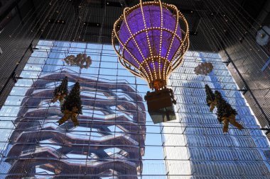 NEW YORK - 28 Kasım 2023: Hudson Yards Alışveriş Merkezi New York 'ta Tatil sezonu için dekore edildi