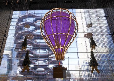 NEW YORK - 28 Kasım 2023: Hudson Yards Alışveriş Merkezi New York 'ta Tatil sezonu için dekore edildi