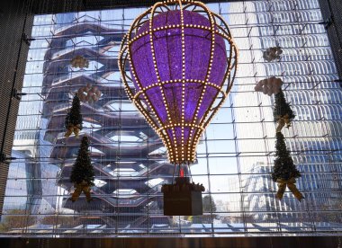NEW YORK - 28 Kasım 2023: Hudson Yards Alışveriş Merkezi New York 'ta Tatil sezonu için dekore edildi