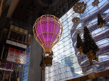 NEW YORK - 28 Kasım 2023: Hudson Yards Alışveriş Merkezi New York 'ta Tatil sezonu için dekore edildi