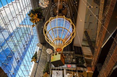 NEW YORK - 28 Kasım 2023: Hudson Yards Alışveriş Merkezi New York 'ta Tatil sezonu için dekore edildi