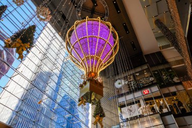 NEW YORK - 28 Kasım 2023: Hudson Yards Alışveriş Merkezi New York 'ta Tatil sezonu için dekore edildi