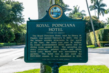 PALM BEACH, FLORIDA - 23 Ocak 2022 Palm Beach, Florida 'daki Royal Poinciana Hotel tabelası. Royal Poinciana Hotel, ABD 'nin Florida eyaletinde yer alan bir oteldir.